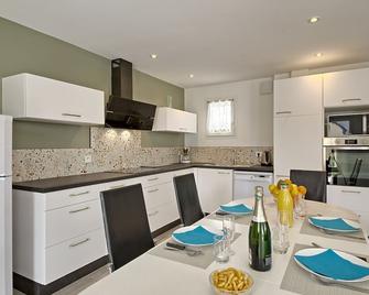 Holiday Home Les Volets Bleus by Interhome - La Turballe - Küche