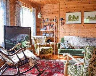 Nice home in Lonevåg with 4 Bedrooms - Lonevåg - Sala de estar