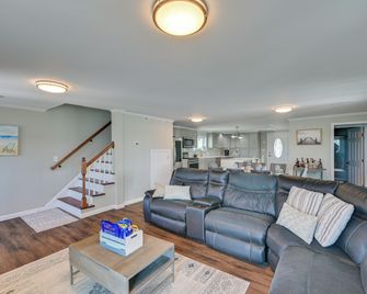 Weymouth Waterfront Getaway w/ Swim Spa & Hot Tub - Weymouth - Living room