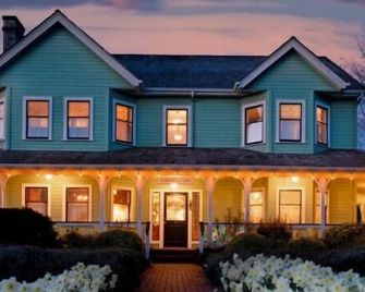 King+Queen Beds ~ Soaking Tub ~ Fireplace ~ Boutique Hotel Room in Lopez Village - Lopez Island - Building