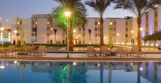 開羅機場諾富特酒店 - 開羅 - 開羅 - 游泳池