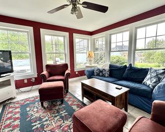 Working waterfront views in a quintessential Maine harbor town - Tremont - Sala de estar