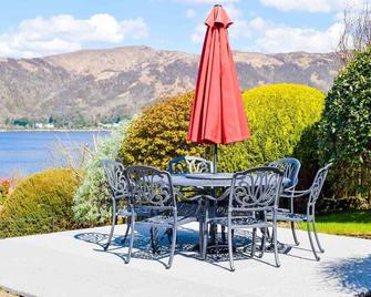 Outlander Luxury Hideaway - sleeps 2 guests in 1 bedroom - Glencoe - Patio