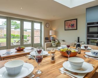 Picarini, Burnham Overy Staithe, Norfolk - Burnham Market - Dining room