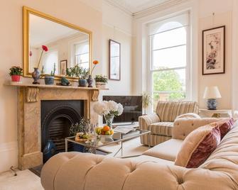Flat 3, 6 Lypiatt Terrace Cheltenham Gloucestershire Gl50 2sx - Cheltenham - Living room