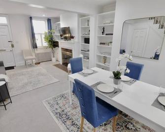 Georgetown Cobblestone Cottage - Private Parking - Washington, D.C. - Essbereich