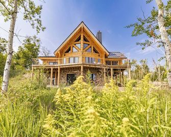 Gorgeous custom built log home on Lake Superior - Schroeder - Edificio