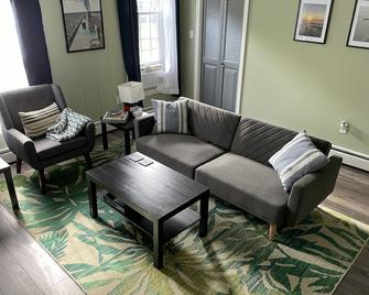 Lovely 2 bedroom upper, close to Lake Erie beaches - Dunkirk