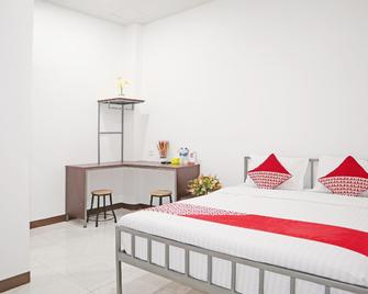OYO 1306 Cendrawasih Homestay - Padang - Bedroom