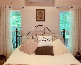 Cabin 2 -Luxury Glamping, Tiny, Cozy, romantic - c/ HotTub on Property - Tatamagouche - Habitación