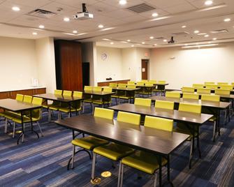 Holiday Inn Express & Suites - Houston Iah - Beltway 8, An IHG Hotel - Houston - Building