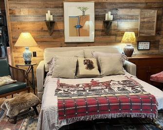 Dogs Love The Tack Room Private Cottage in Camden SC Horse Country - Camden - Schlafzimmer