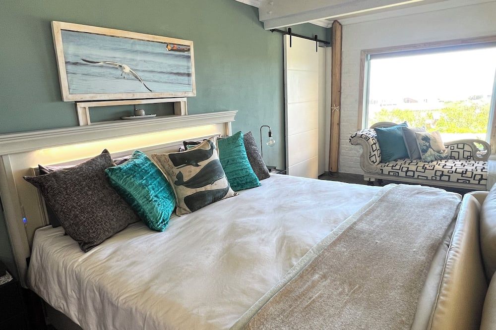 Welcome to Happy Whale 1 modern Bedroom apartment. - Betty’s Bay - Schlafzimmer