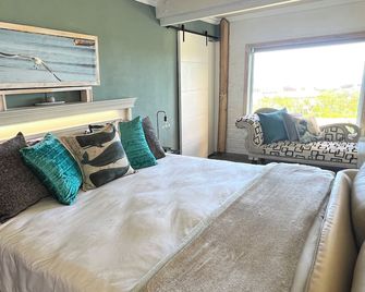 Welcome to Happy Whale 1 modern Bedroom apartment. - Betty’s Bay - Schlafzimmer