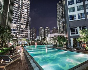Luxury Vinhomes Central Park Humi Apartment - Ho Chi Minh City - Pool