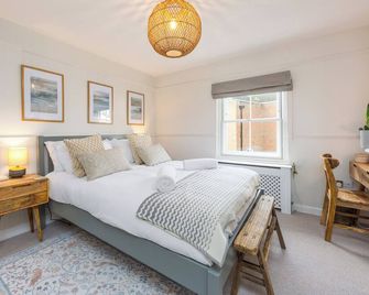 Charming 2 Bed Cottage - within city walls - free parking- garden - Canterbury - Bedroom