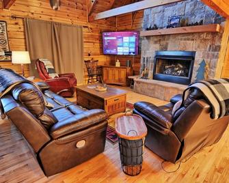 Pinnacle Tree-4br, Hot Tub, Game Room, Views, Ac, Wifi, Fire Pit, Pets Ok - West Jefferson - Huiskamer
