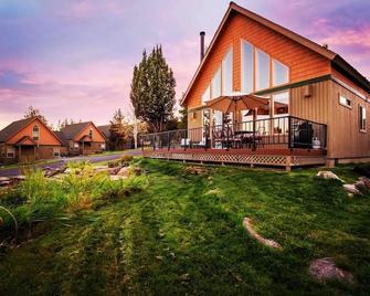 Cozy knotty pine chalet with creekside deck, BBQ, and access to pools, hot tubs, gym, golf, hiking. - Редмонд - Будівля