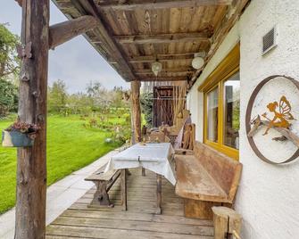 Apartment 'Zur Igelwiese' with Private Terrace, Shared Garden and Wi-Fi - Ostrach - Patio