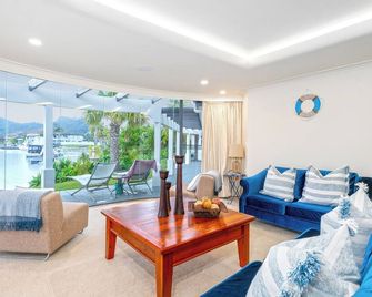 Amalfi - Pauanui Holiday Home - Pauanui Beach - Living room