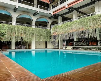 Airlangga Hotel - Yogyakarta - Svømmebasseng