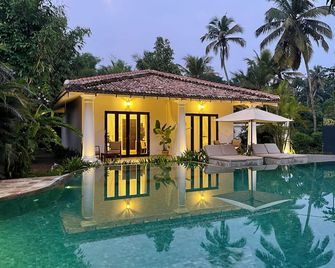 Younger Villas & Resorts - Claire Villa - Ахангама - Басейн