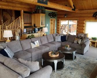 Alton Lodge / Spacious Log Home on beautiful, quiet 20 acres with large Kitchen - Alton - Sala de estar