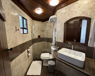 Hotel Catharina Paraguaçu - Salvador - Bathroom