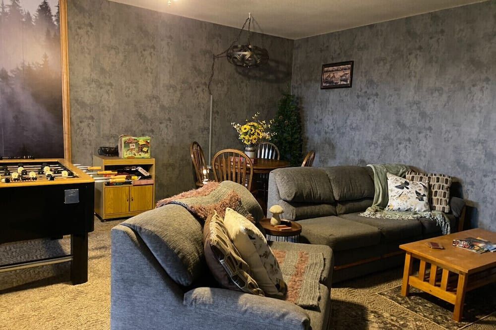 A Home With Room to Roam - Omak - Sala de estar