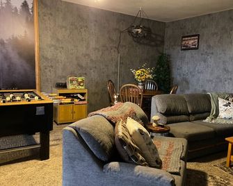 A Home With Room to Roam - Omak - Sala de estar