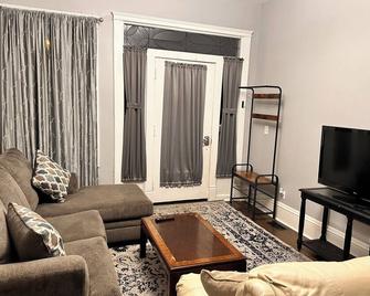 Well appointed East End 1st floor apt w off-street parking, WD, WiFi, pets ok - Charleston - Living room