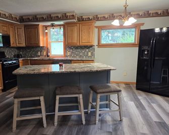 Spacious home with extra lofts, near Duluth with Jay Cooke State Park steps away - Carlton - Kitchen