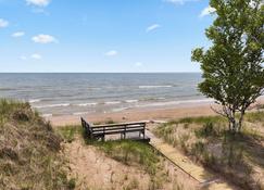 Stunning Lakefront 5BR 5000 sq ft Dune Alright - Baileys Harbor - Strand