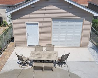 The Spa of Downtown Whiting - Whiting - Patio