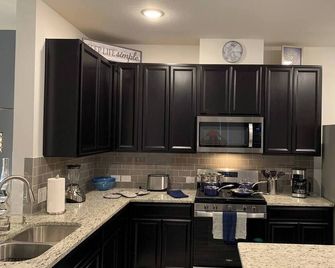 Charming 3-bedroom house in Texas City Lake view - La Marque - Kitchen