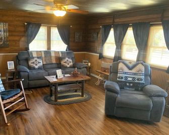 Wagon Wheel Retreat, Pulaski, TN 3 Bedroom home in the Country. - Pulaski - Huiskamer