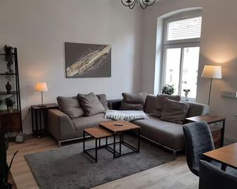 City-Apartment 3 - frisch renoviert, PS4 - Schwerin - Wohnzimmer