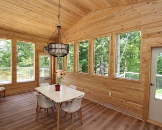4-season retreat along the Crowe River. Tranquillity and modern comfort. - Havelock - Dining room