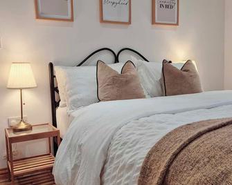 Oak Cottage - Perfect for Golfing, Walking & Relaxing - Abergavenny - Bedroom
