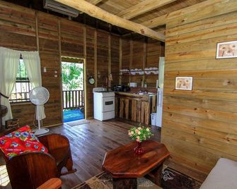 Pilgrim's Paradise Cabin 2 - San Ignacio - Sala de estar