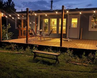 Cozy, quiet 3bdrms ,2bath, 2acres. Dog frndly with fee - Sheridan - Patio