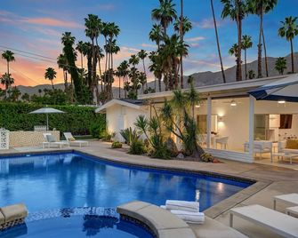 Ultra-Chic Luxe Mid-Century Estate- Resort Like Pool, Spa, Firepit, Outdoor Kitchen 3bed/3bath - פאלם ספירנגס - בריכה