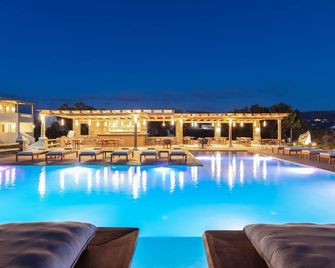 أموثاينس سيكلاديك سويتس - ناكسوس - حوض السباحة