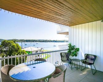 Elegant 2-Bed Apartment with Incredible Bay Views - Batemans Bay - Balcony