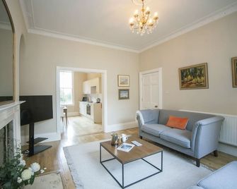 Garden Apartment - Bath - A 2 Bed Apartment That Sleeps 4 Guests In 2 Bedrooms - Bath - Living room