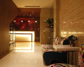 Century Star Urumqi Changjiang Road Hotel - Ürümqi - Lobby