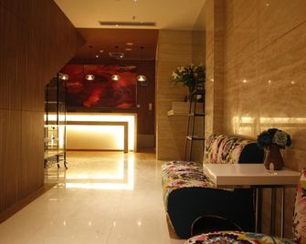 Century Star Urumqi Changjiang Road Hotel - Ürümqi - Lobby