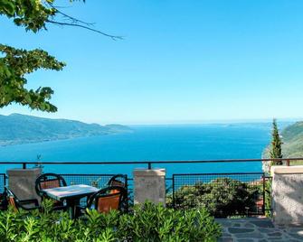 Cosy apartment for 4 people with WIFI, pool, TV, terrace, pets allowed and parking - Tignale - Balkon