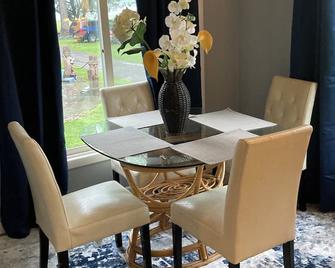 Quaint Lake Front Cottage Super Sunset Scenery - Jordan - Dining room