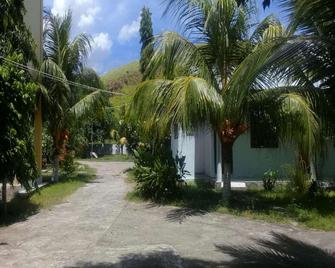 Fx 72 Beach Resort - Maumere - Edificio